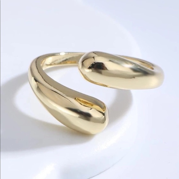 18K Gold Plated Hug Ring - Picture 2 of 6
